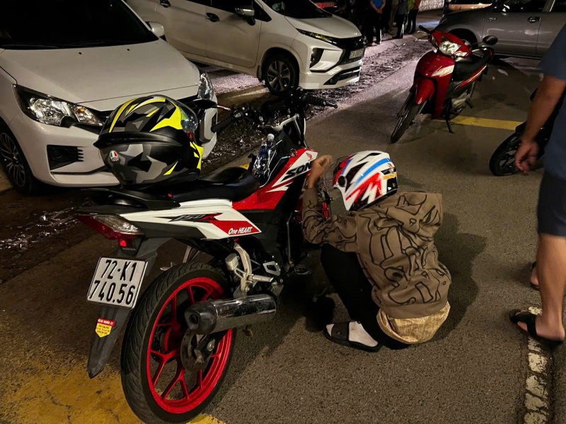Dua xe trai phep anh 2