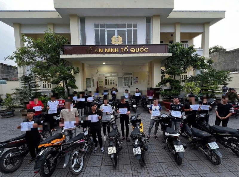 Dua xe trai phep anh 1