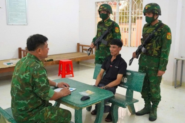 Bat giu doi tuong van chuyen trai phep vang vao Viet Nam hinh anh