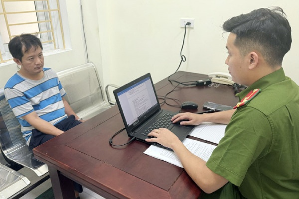 Tam giu hinh su doi tuong lao oto vao can bo Cong an hinh anh