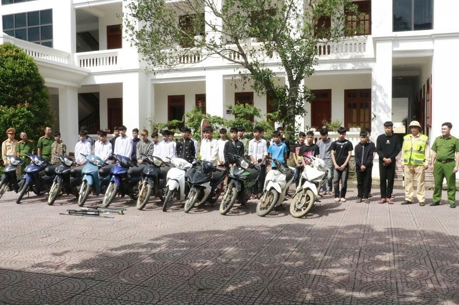 Mang dao,  kiem,  Nao loan duong pho anh 1