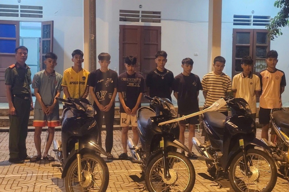 Mang dao,  kiem,  Nao loan duong pho anh 2