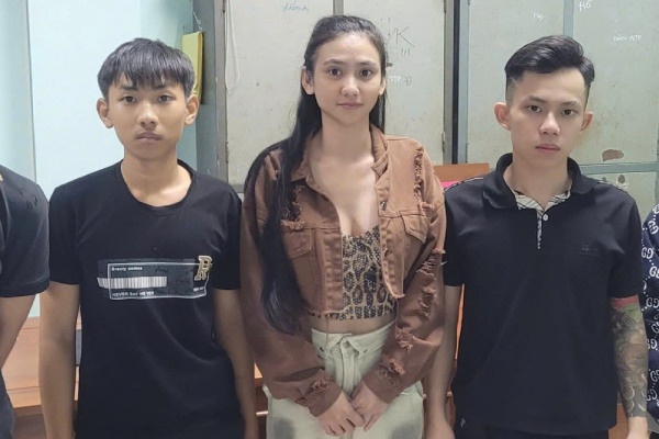 'Hot girl' ru dan em di danh doi thu trong thuong hinh anh