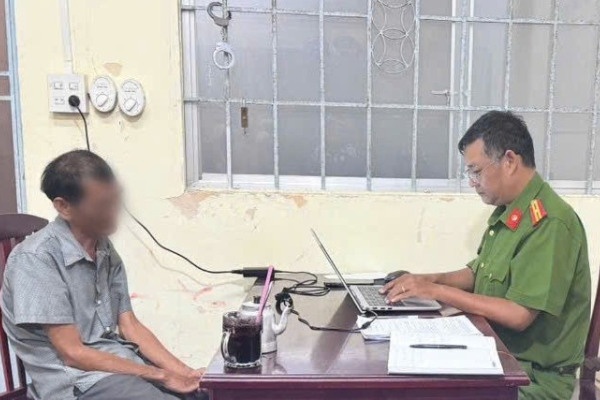 Cong an lam viec voi nguoi dan ong bi to xam hai be gai o Can Tho hinh anh