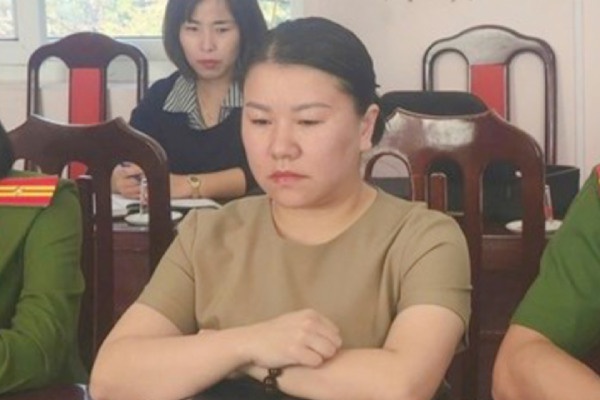 Bat giam mot nu can bo UBND xa o Lao Cai hinh anh