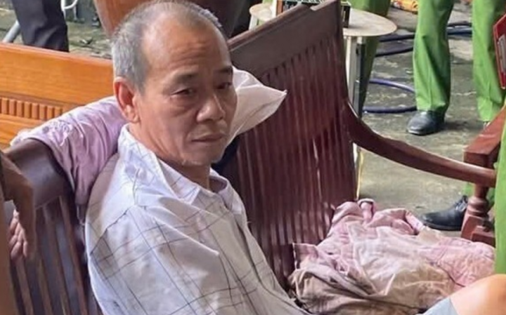 Treo con gai,  4 tuoi,  len tran nha anh 1