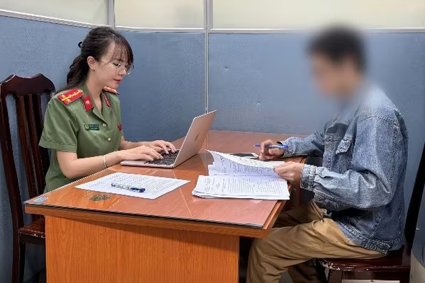 Nguoi dan ong bi phat 7,5 trieu vi dang tin xuyen tac tren mang xa hoi hinh anh