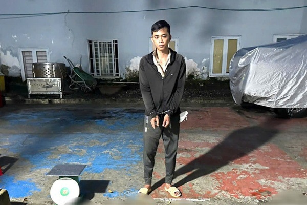 Triet pha nhom dung sung kich dien tu che, bot ot de trom cho hinh anh