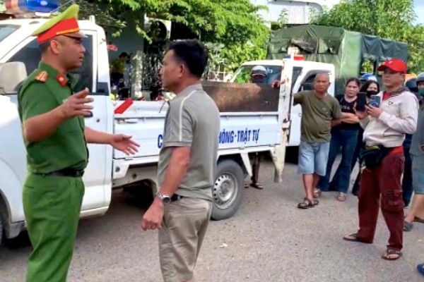 Khoi to 2 doi tuong chan dau chui boi, rut chia khoa oto cua CSGT hinh anh