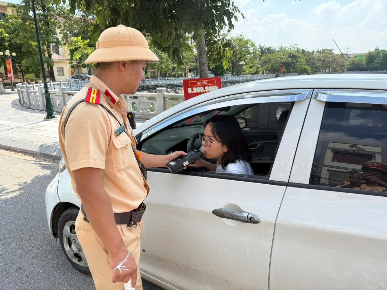 Canh sat Bac Ninh xu phat 1.300 'ma men' trong 7 ngay hinh anh