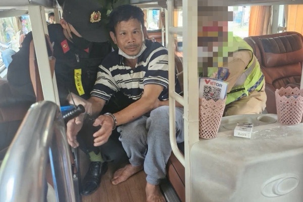 Chem da man doi nam nu o Quang Ngai, nghi pham bi bat tren xe khach hinh anh