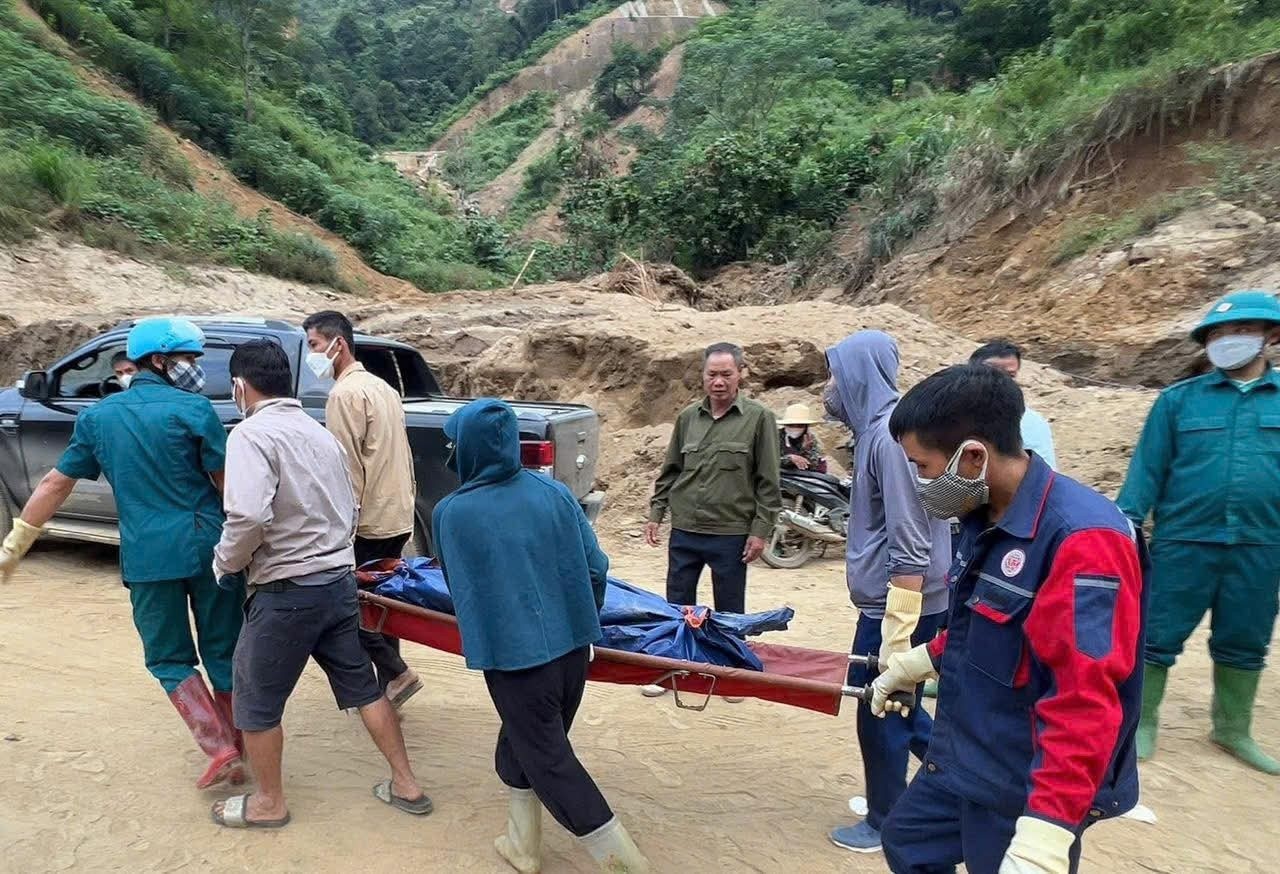 Tim thay nan nhan cuoi cung trong vu xe ban tai bi vui lap tai Lao Cai hinh anh