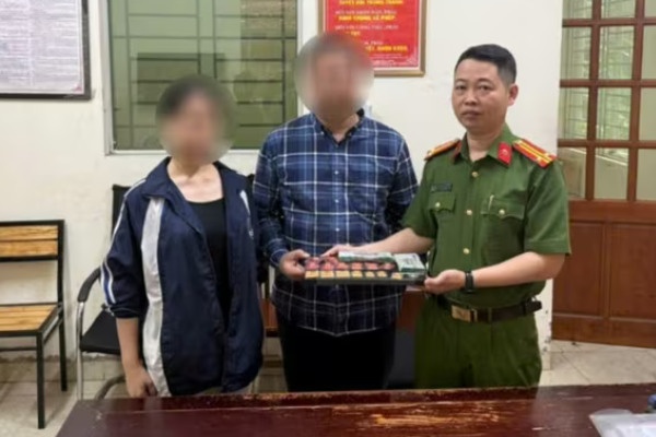 Giai cuu co gai tre bi doi tuong lua dao ep pha ket sat, lay tien hinh anh