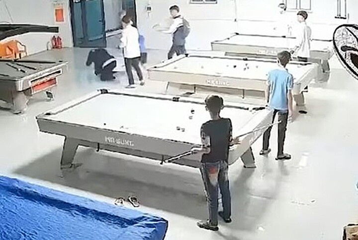 Mot hoc sinh bi ban danh trong quan bida, phai nhap vien cap cuu hinh anh