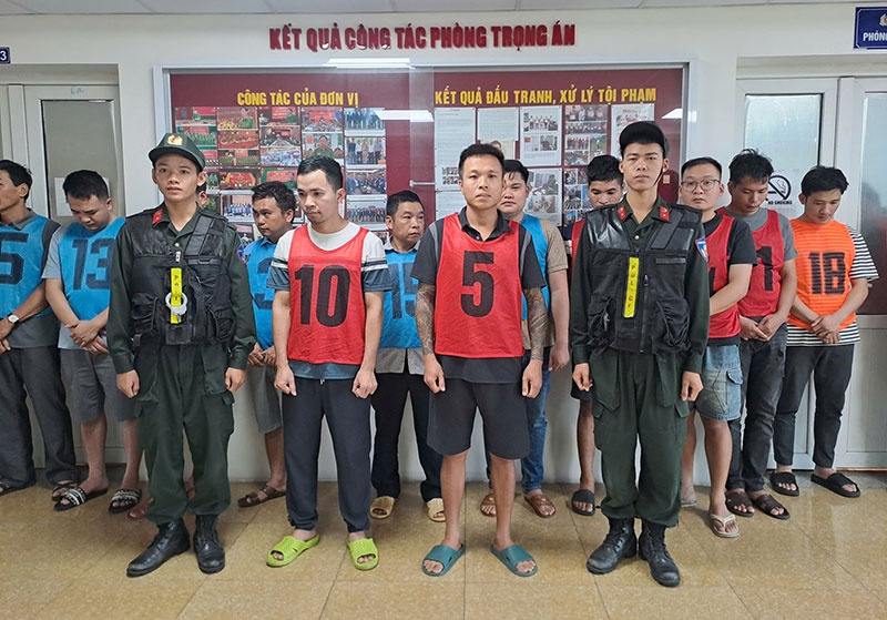 Khoi to 44 doi tuong trong duong day san xuat, mua ban vu khi hinh anh