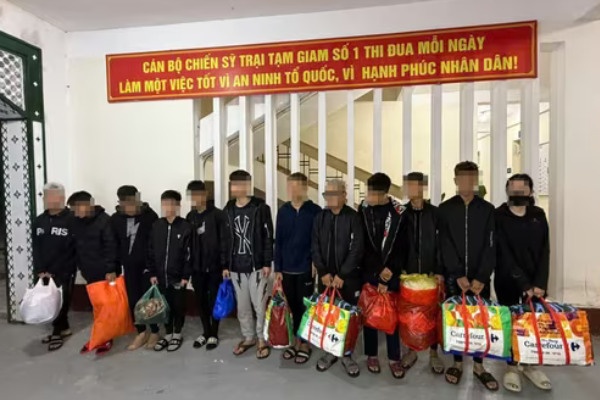 Hon chien trong dem, 12 doi tuong bi tam giu hinh anh