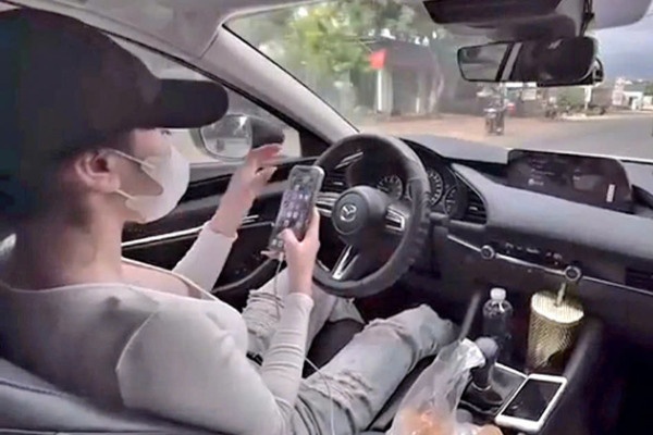 Xac minh clip co gai tha 2 tay, luot dien thoai khi lai oto hinh anh