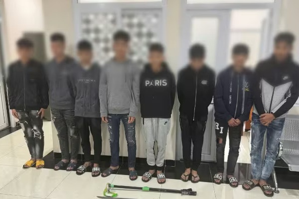 Bat nhom thanh, thieu nien mang hung khi danh nhau hinh anh