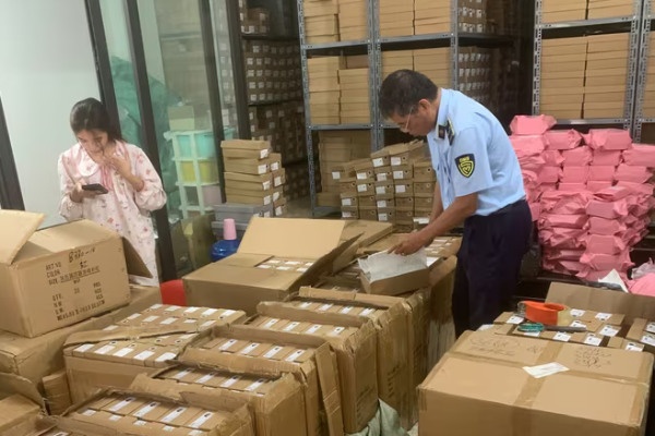 Phat hien hon 7.500 doi giay, dep nghi gia mao thuong hieu ZARA hinh anh