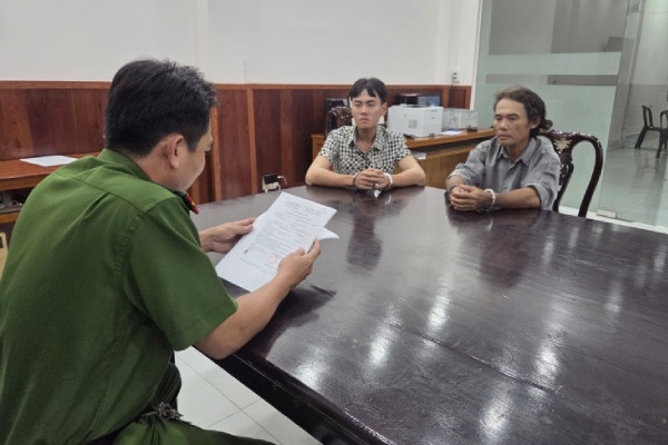 2 cha con bi bat cung co lenh truy na hinh anh