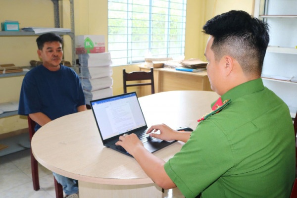 Bat giu doi tuong co lenh truy na dac biet hinh anh