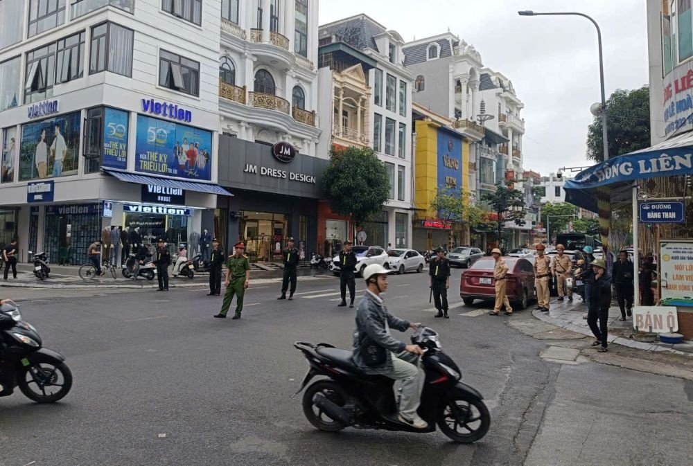 Cong an kham xet hang loat tiem vang noi tieng tai Thanh Hoa hinh anh