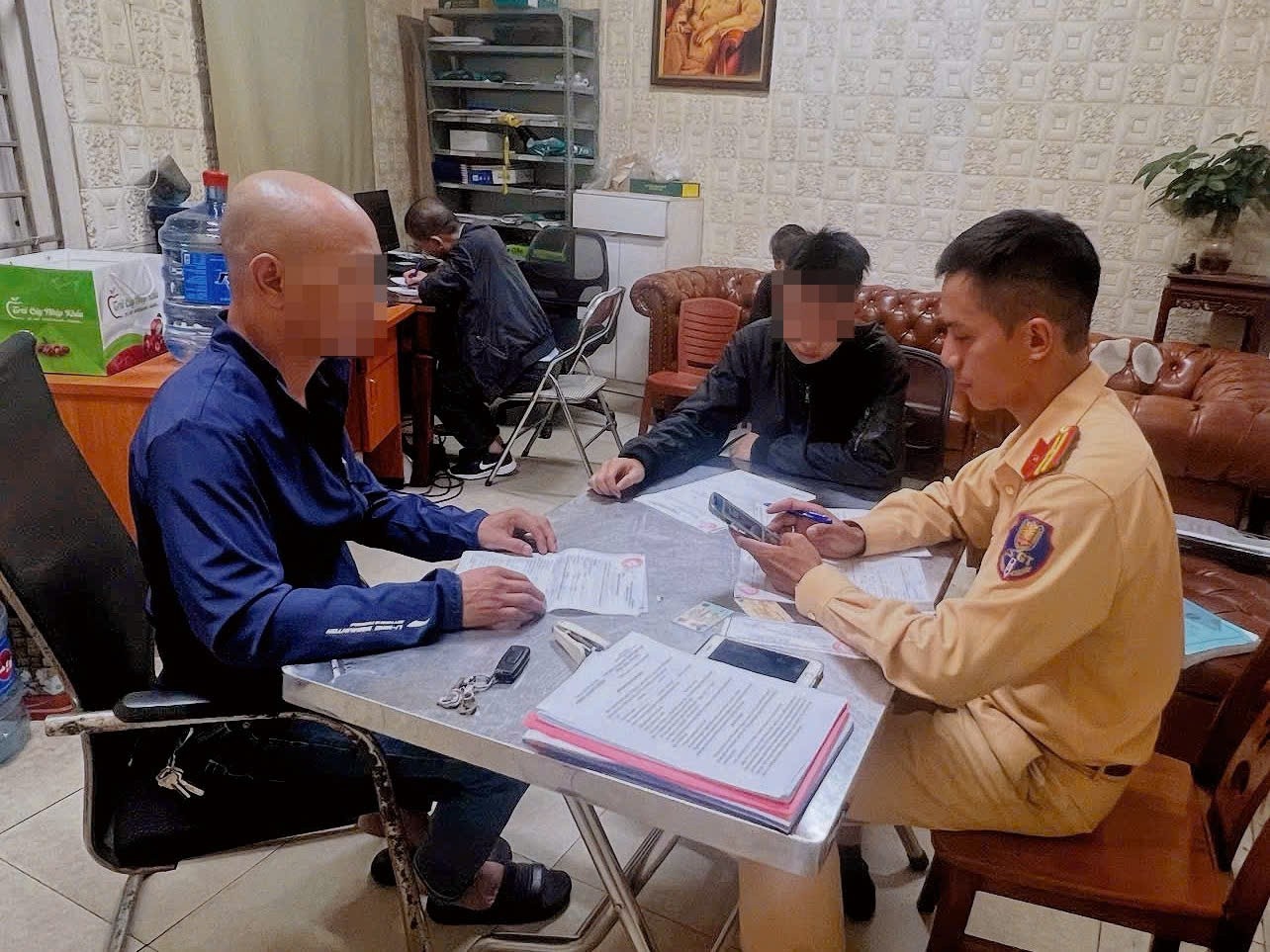 CAHN moi 'quai xe' trinh dien boc dau xe may va phu huynh len lam viec hinh anh