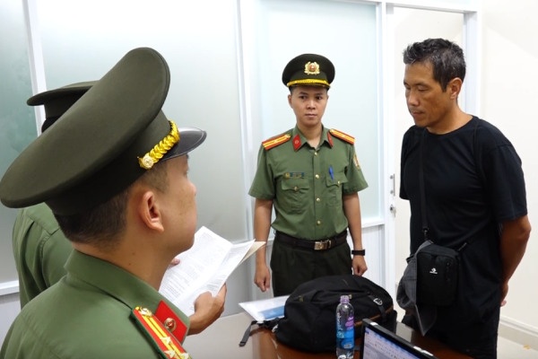 Truc xuat doi tuong nuoc ngoai co lenh truy na do cua Interpol hinh anh