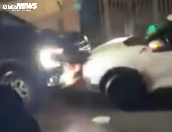 Tát tài xế taxi,  bóp cổ hành khách,  xe Ford Ranger ảnh 2 Tat tai xe taxi,  bop co hanh khach,  xe Ford Ranger anh 2