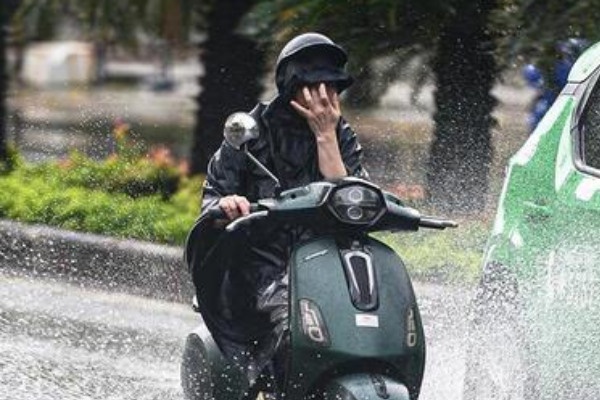 Trung Bo tiep tuc hung mua lon keo dai, Bac Bo don khong khi lanh hinh anh