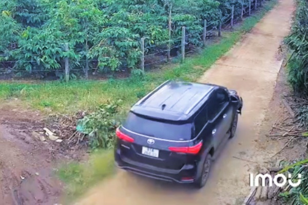 Danh tinh tai xe lai oto tong tu vong nguoi roi bo tron vao ray hinh anh