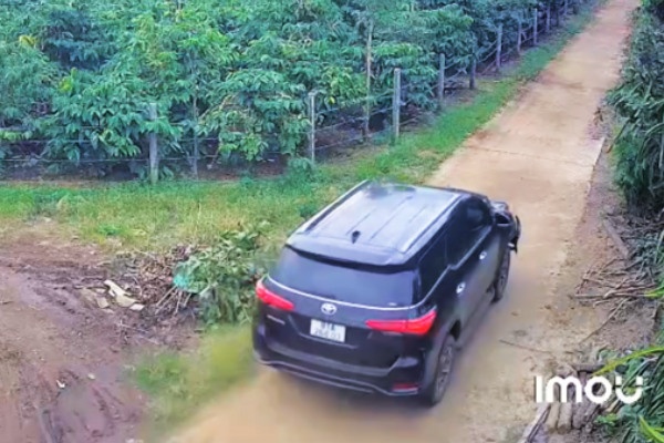 Tong tu vong nguoi tren duong, tai xe lai oto bo tron vao ray ca phe hinh anh