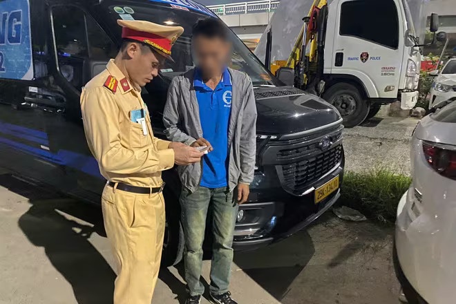 Lai xe limousine tu Quang Ninh ve Ha Noi duong tinh voi ma tuy hinh anh