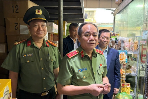 Giam doc CAHN kiem tra thuc te co so san xuat, ho kinh doanh o La Phu hinh anh