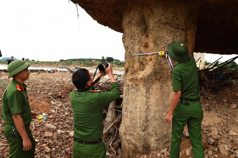 Cong an tinh Phu Tho dieu tra vu cau Song Lo tro loi thep hinh anh