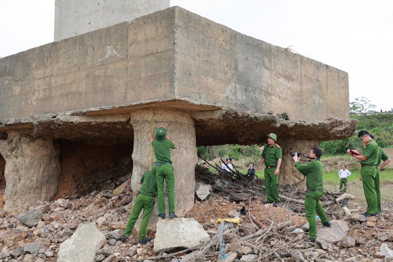 Vu cau Song Lo,  Tro loi thep anh 1