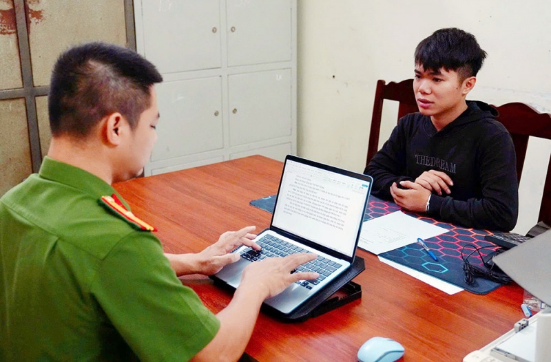 Deo khau trang,  cam dao nhon,  vao cua hang,  cuop may tinh anh 1