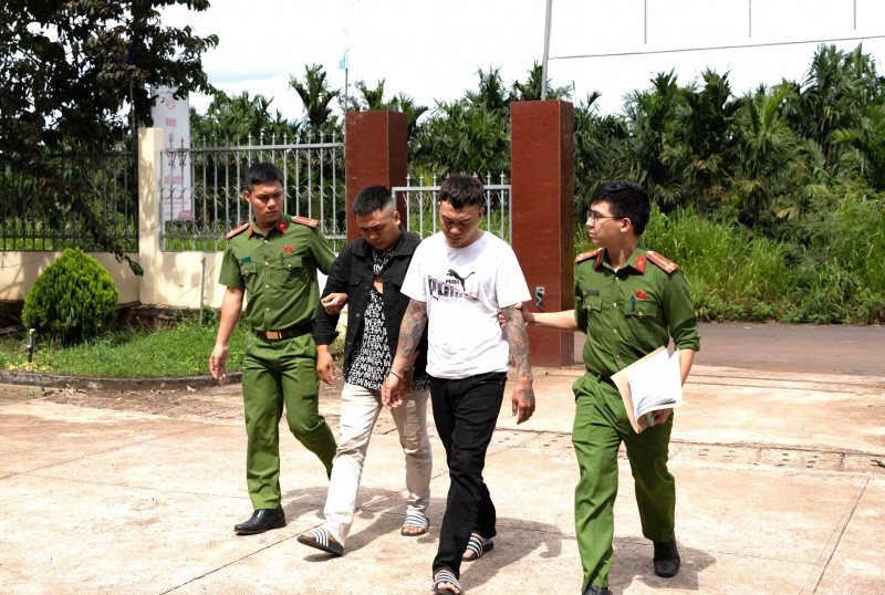 Bat giu 8 doi tuong vao hoi cho uy hiep tieu thuong, doi tien bao ke hinh anh