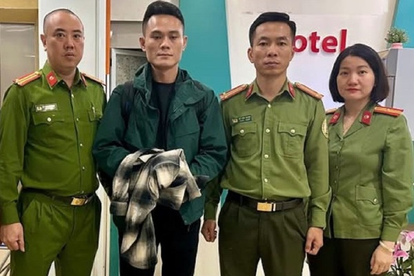 Bi bat vi luu tru qua han, du khach nuoc ngoai 'lo mat' lua dao hinh anh