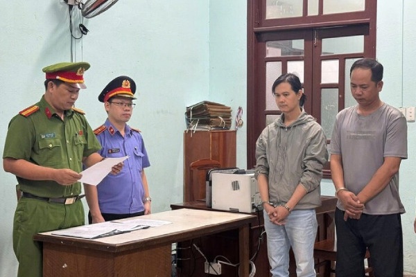 Bat 2 doi tuong hanh hung tai xe xe cong nghe o Da Nang hinh anh