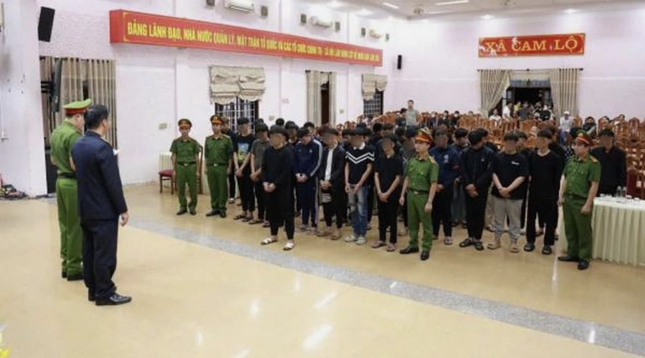 Dung vo chai bia au da gay thuong tich, 38 doi tuong bi khoi to hinh anh