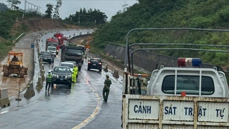 Sat lo cao toc La Son - Hoa Lien: Mo tam mot lan, cam xe chay ban dem hinh anh