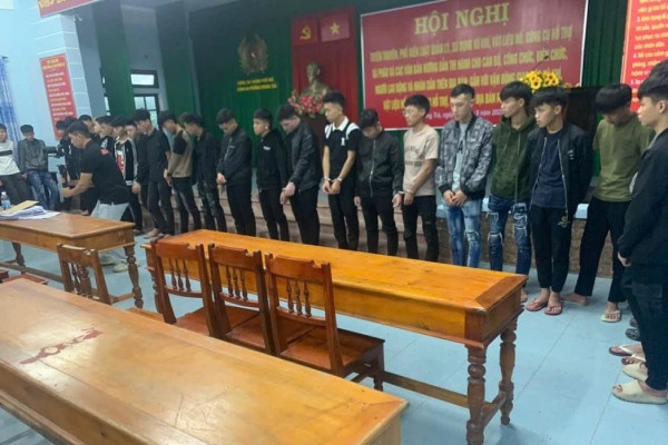 Khoi to 32 doi tuong gay roi trat tu cong cong tai Hue hinh anh