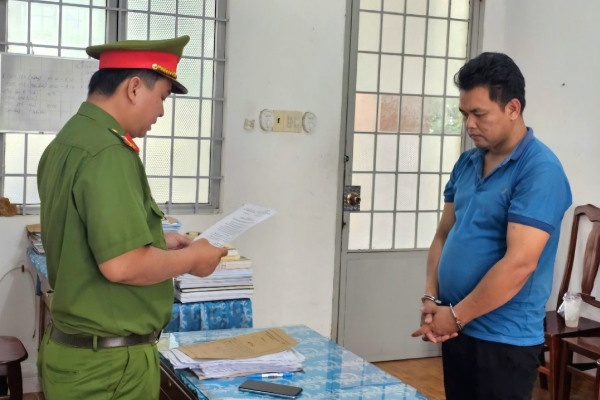 Khoi to doi tuong du do be gai 13 tuoi vao nha nghi nhieu lan hinh anh