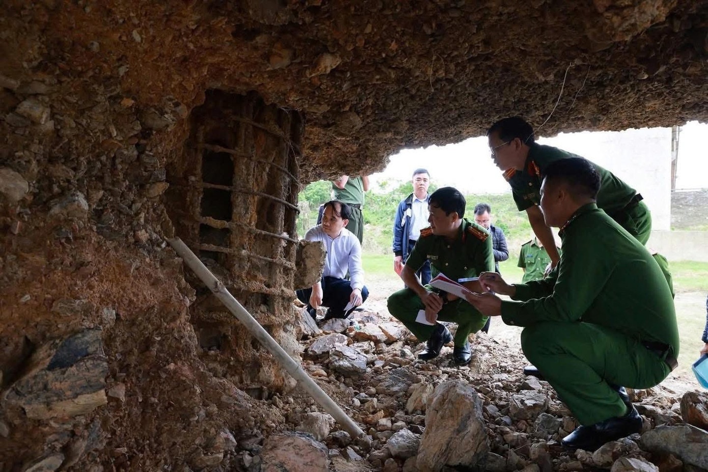 Khoi to vu an lien quan tru cau song Lo tro loi thep gi set hinh anh