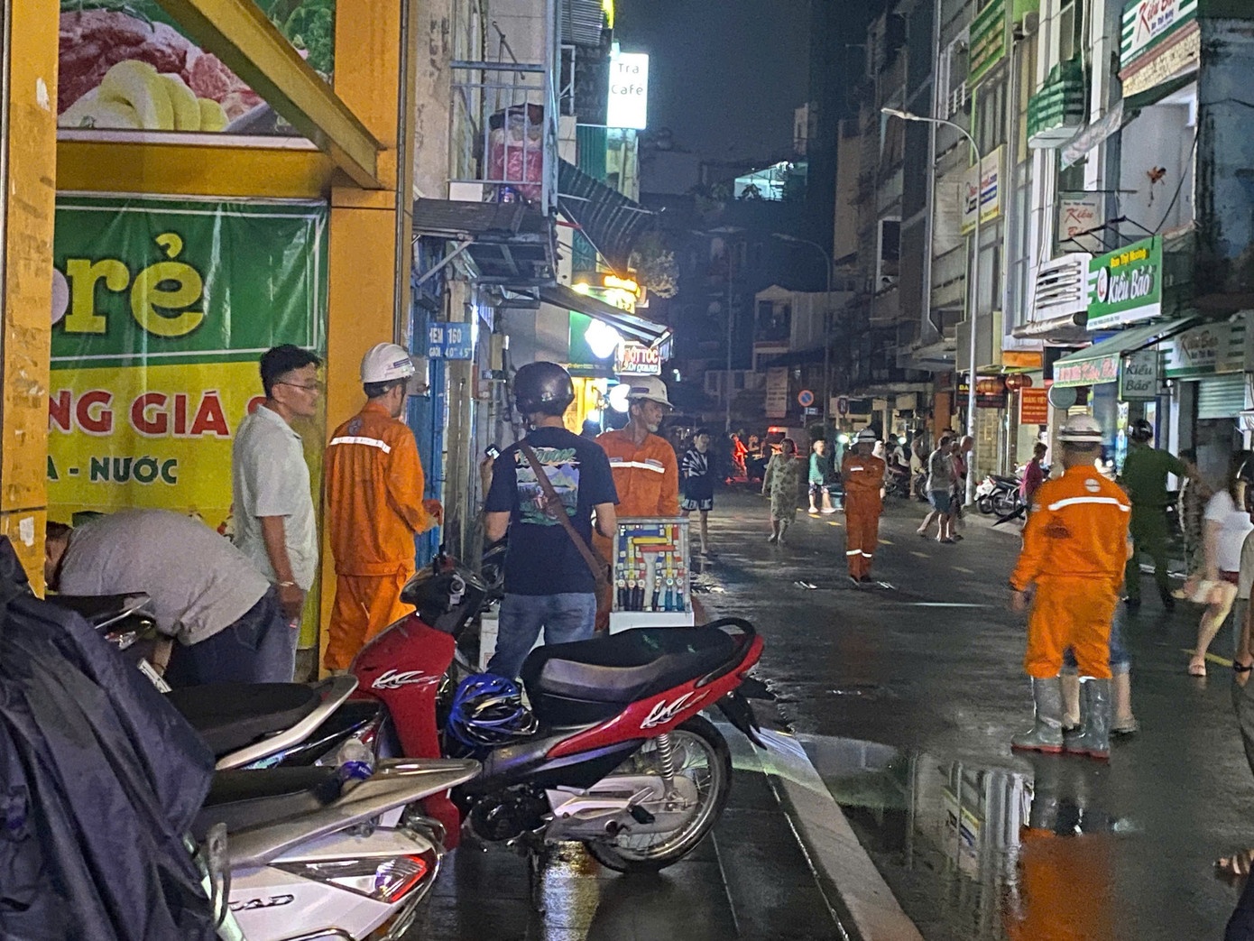 Thanh nien chet bat thuong khi di bo qua doan ngap o TP.HCM hinh anh