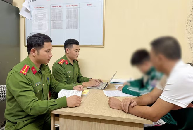 2 em hoc sinh,  Xo xat,  Lao Cai anh 1