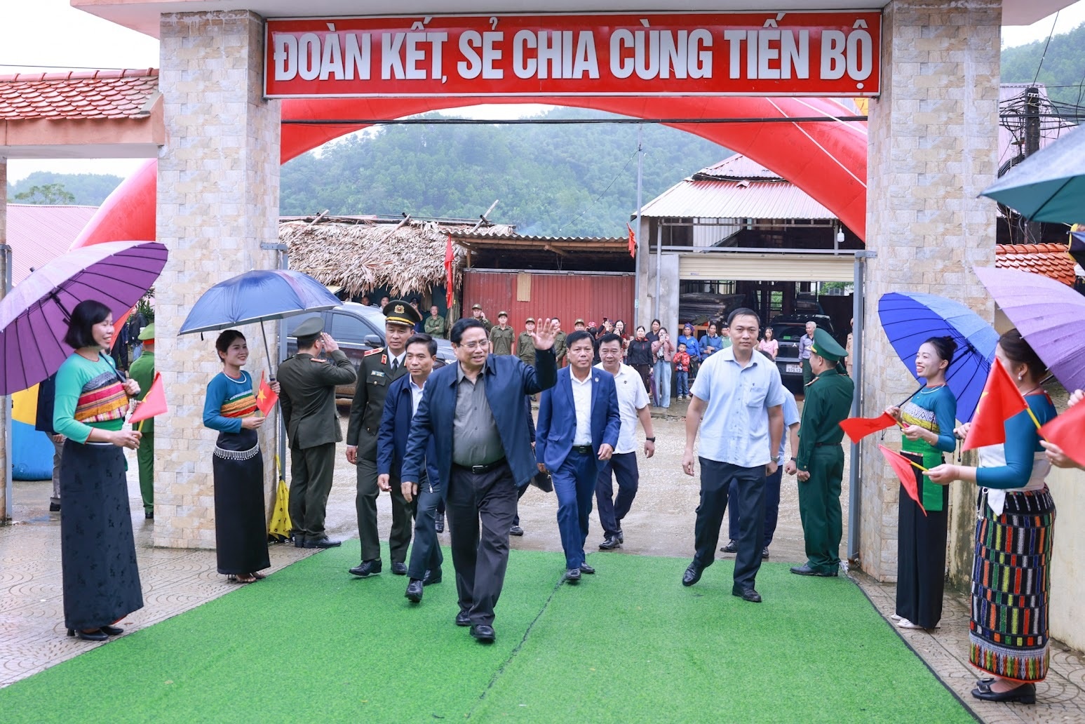 Thu tuong Pham Minh Chinh du le khoi cong 72 truong hoc vung bien hinh anh