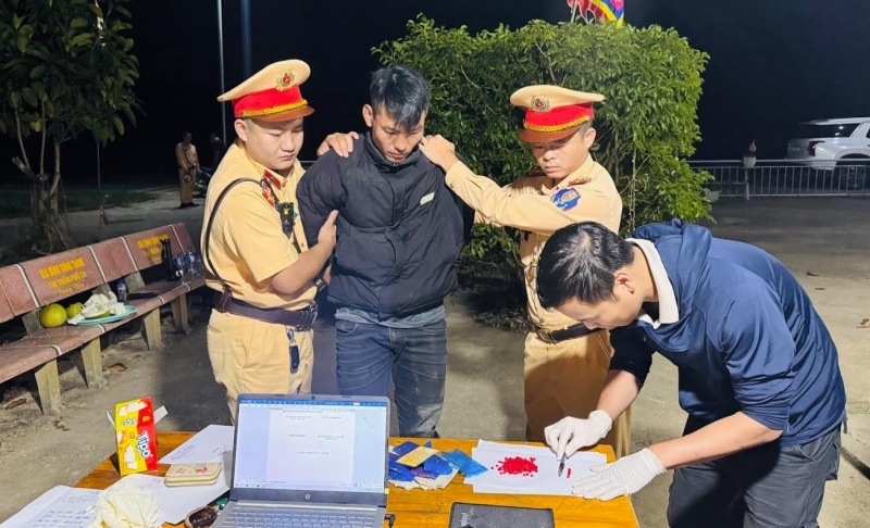 Di xe may,  1.400 vien ma tuy anh 1