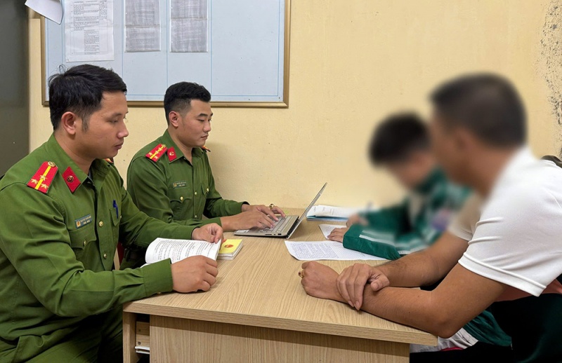 Cong an Lao Cai thong tin vu hoc sinh xo xat roi hat ban xuong ho hinh anh